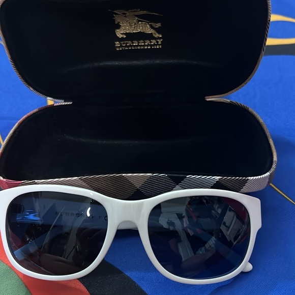 New without Tag Burberry Sunglasses - Picture 2 of 3
